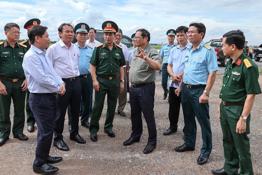 Thủ tướng khảo sát thực địa, chỉ đạo giải quyết tình trạng quá tải sân bay Tân Sơn Nhất