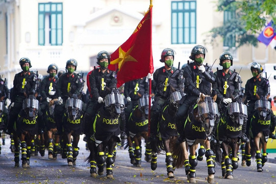 Mãn nhãn hình ảnh CSCĐ Kỵ binh diễu hành quanh phố đi bộ hồ Gươm