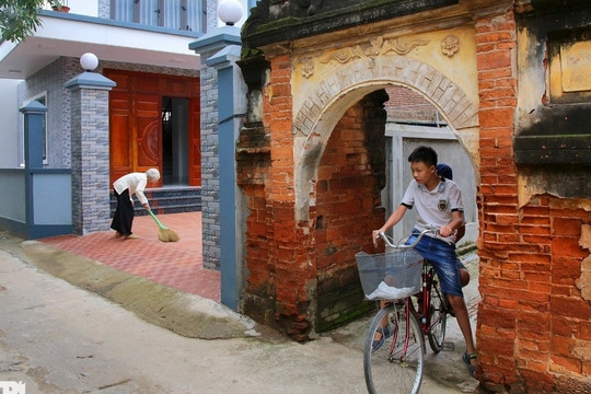 Những chiếc cổng trăm tuổi độc đẹp còn lại ở ngôi làng cổ tại Hà Nội