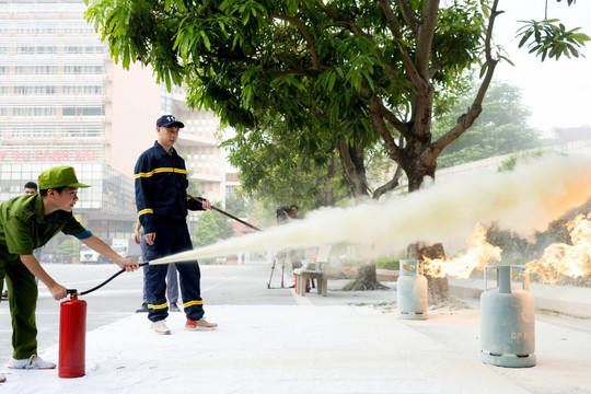 Trẻ nhỏ hào hứng với lớp học PCCC, dập lửa và thoát khỏi phòng ngạt khói