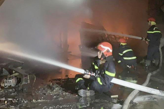 Hơn 1 giờ bơm nước ao dập đám cháy tại xưởng bánh kẹo ở Hà Nội