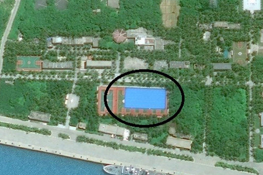 Trung Quốc lắp đặt trái phép cấu trúc lớn có mái che màu xanh bí ẩn ở Biển Đông
