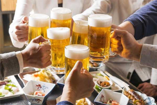 Uống bia để giải khát: Chuyên gia khuyến cáo không mát mà còn tăng nguy cơ đột quỵ