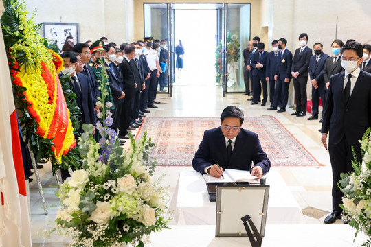 Chùm ảnh: Thủ tướng Phạm Minh Chính ghi sổ tang tưởng niệm cựu Thủ tướng Nhật Bản Abe Shinzo