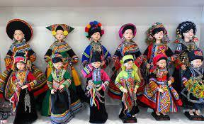 [Video] Chế tác trang phục truyền thống của 54 dân tộc cho búp bê
