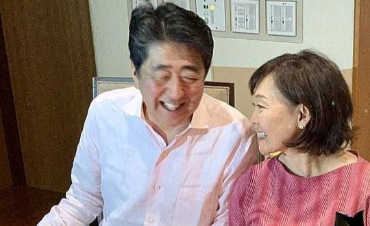 Cuộc hôn nhân bền chặt suốt 35 năm của ông Abe và phu nhân