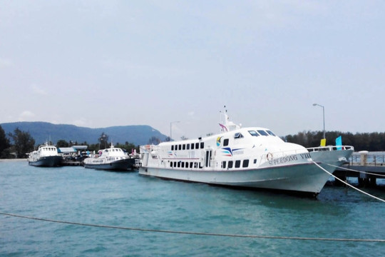 Tàu ra đảo Phú Quốc tạm dừng hoạt động, nhiều du khách mắc kẹt