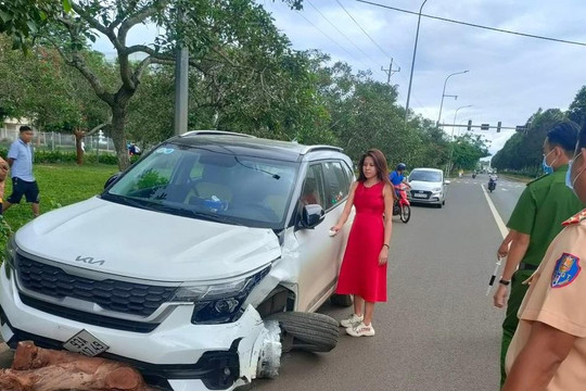 Xe nổ bánh, nữ tài xế có hơi men lái xe bỏ chạy sau tai nạn