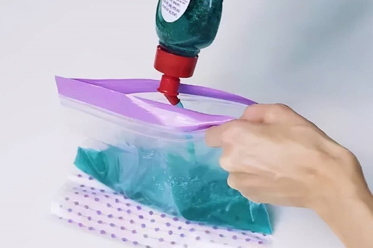 Đổ nước giặt vào túi zip rồi cho vào tủ lạnh đến khi đông lại, bạn sẽ bất ngờ bởi công dụng tuyệt vời này