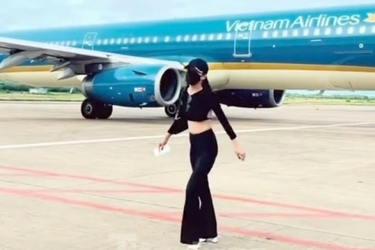 Máy bay đang kéo vào sân đỗ, nữ hành khách chạy ra múa để quay video