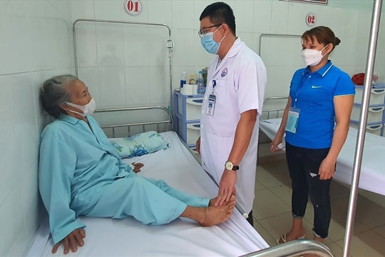 Bệnh nhân 77 tuổi liệt giường đi lại được nhờ đổ xi măng sinh học