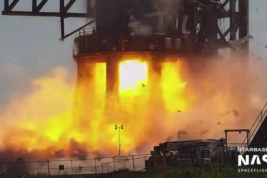 Thử nghiệm tên lửa đẩy của SpaceX gặp sự cố khiến đám cháy lớn bùng phát