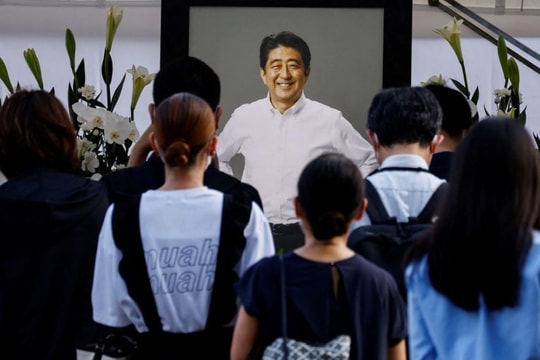 Người dân Nhật Bản xếp hàng tiễn đưa cố Thủ tướng Abe Shinzo