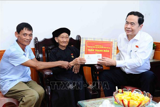 Đồng chí Trần Thanh Mẫn tặng quà đối tượng chính sách tại Cao Bằng