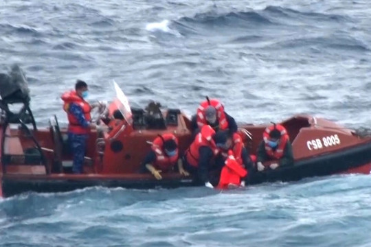 Tàu cá cùng 17 thuyền viên mất liên lạc trên biển