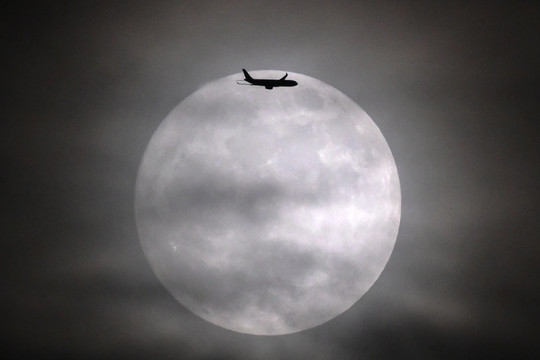 Ngắm hình ảnh kỳ thú khi máy bay "xuyên qua" siêu trăng từ Hà Nội