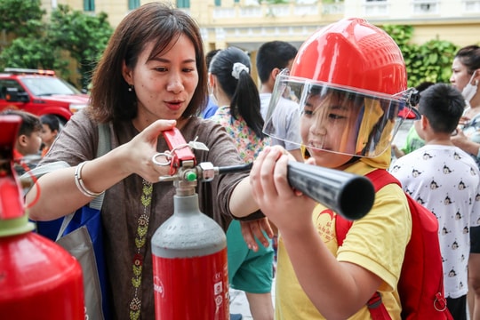 Ảnh: Học sinh Hà Nội hóa thân làm lính cứu hỏa, tham gia cứu nạn bằng xe thang