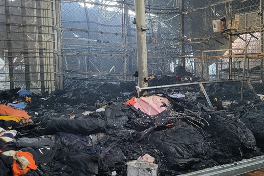 Hiện trường tan hoang sau vụ cháy thiêu rụi hơn 100 gian hàng ở Bắc Ninh