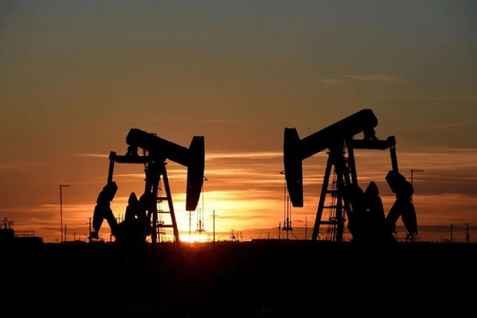Giá dầu thế giới giảm mạnh, lần đầu tiên trong 3 tháng lùi về 95 USD/thùng