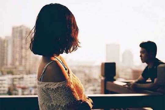 Nửa đêm thấy chồng ra ban công, tôi thấp thỏm hỏi han thì anh nghẹn giọng thú nhận một chuyện đã rồi