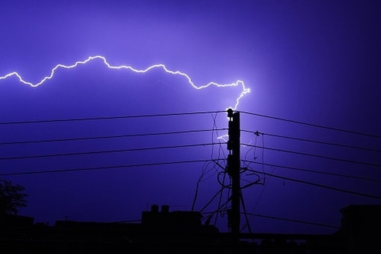 Cách bảo vệ thiết bị điện tử trong nhà mùa mưa bão