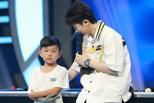 Cậu bé 9 tuổi chơi bi-a điêu luyện khiến Trấn Thành, Hari Won kinh ngạc