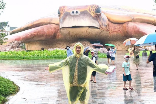 Mắc kẹt ở Phú Quốc, du khách diện áo mưa check-in từ bãi biển đến công viên