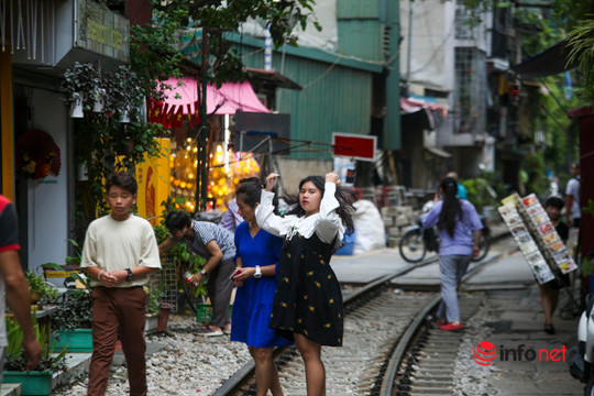 Giới trẻ Hà thành nhộn nhịp check-in 'xóm cà phê đường tàu' bất chấp nguy hiểm