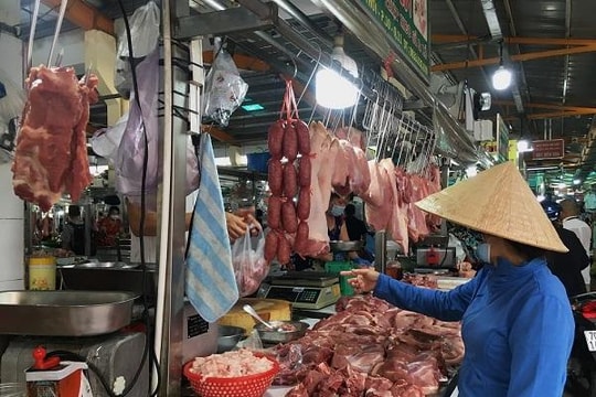 Giá xăng giảm nhưng rau, thịt, trứng ngoài chợ lại ngược chiều bất thường