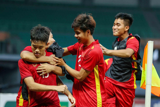 HLV Đinh Thế Nam: U19 Việt Nam may mắn và bản lĩnh hơn Thái Lan