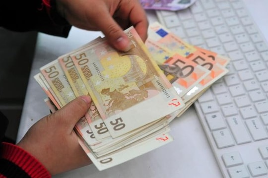 Người dân đang mua gom EUR 'chợ đen'
