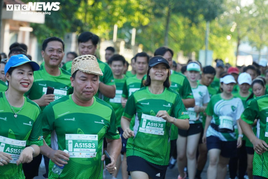 Hơn 8.500 VĐV vừa chạy Marathon vừa trải nghiệm thiên nhiên miền Tây sông nước