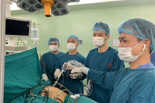 Bác sĩ 'dành cả thanh xuân' để học hành, nhưng lương vẫn thấp, vì sao?