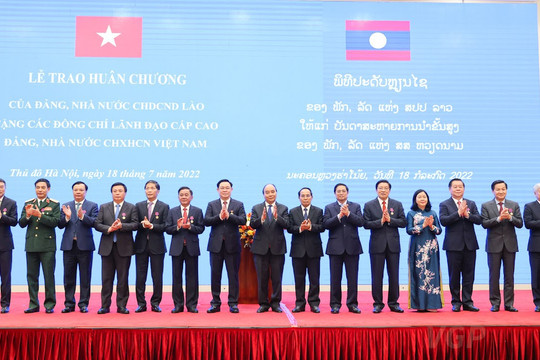 Lãnh đạo cấp cao Việt Nam nhận Huân chương cao quý của Nhà nước Lào