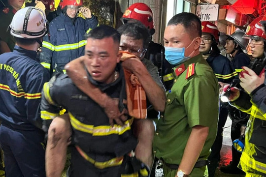 Cảnh sát cõng 4 người thoát khỏi căn nhà cháy ở Hoàn Kiếm