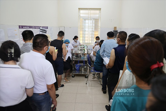 Hà Nội: Người dân xếp hàng đợi tiêm vaccine phòng COVID-19 mũi 3, 4