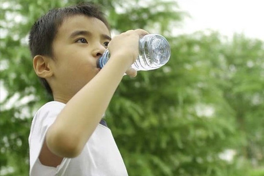 3 thời điểm mẹ chớ nên cho trẻ uống nước kẻo ảnh hưởng đến dạ dày