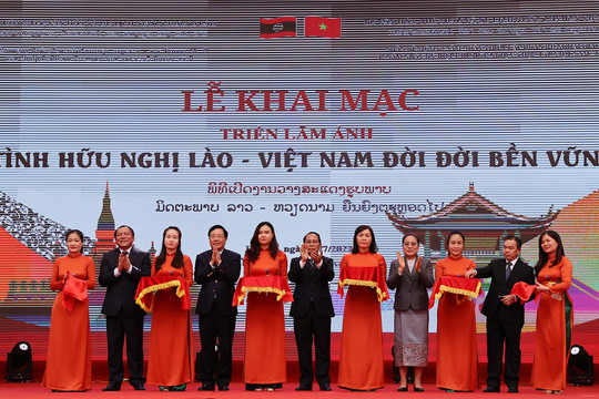 Triển lãm ảnh 'Tình hữu nghị Lào-Việt Nam đời đời bền vững' tại Hà Nội