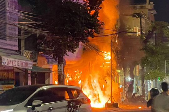 Hai ngôi nhà ở trung tâm TP Quảng Ngãi cháy dữ dội trong đêm