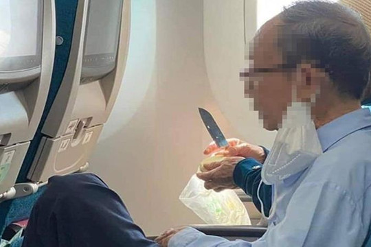 Vụ khách mang dao lên máy bay: Tạm đình chỉ nhân viên an ninh soi chiếu