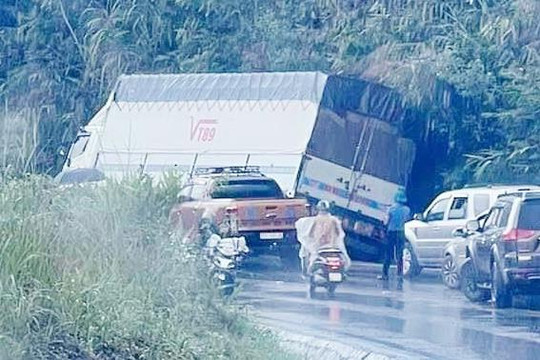Kon Tum: Xe khách đấu đầu xe container khiến 4 người thương vong