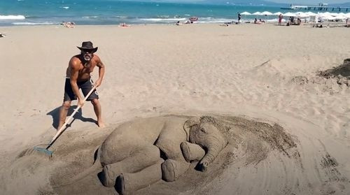 Nhà điêu khắc tạo ra một chú voi giống như thật từ cát và 20 xô nước biển
