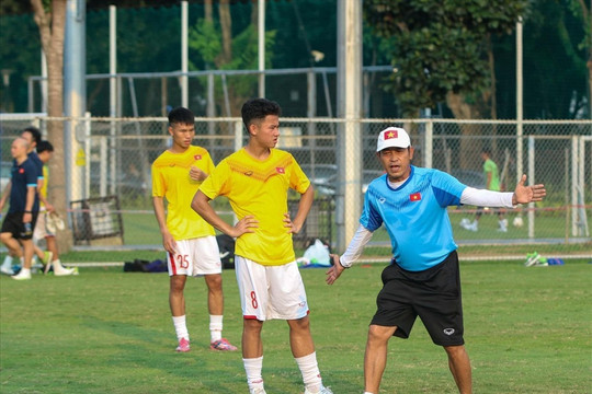 HLV Đinh Thế Nam mong các câu lạc bộ tạo điều kiện cho U19 Việt Nam