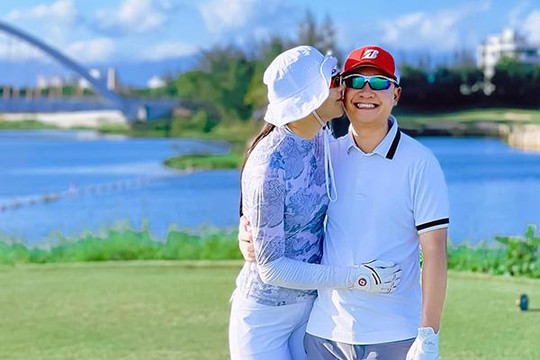 Sao Việt 19/7: MC Mai Ngọc 'tình bể bình' với ông xã trên sân golf
