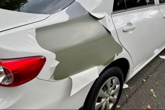 Sơn xe Toyota bị bong cả mảng như giấy dán tường, người dùng hoang mang