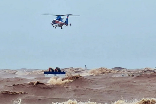 Bộ Quốc phòng điều trực thăng tìm kiếm 8 ngư dân mất tích trên biển