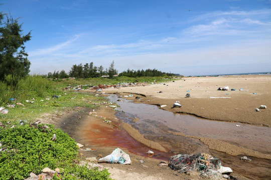 Ảnh: Rác thải ‘bao vây’ nhiều bãi biển ở Hà Tĩnh