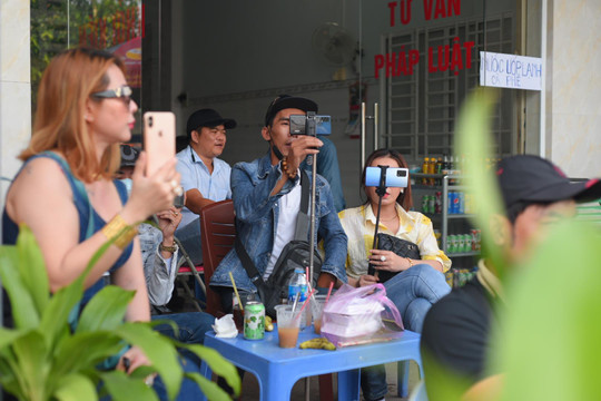 Nhiều YouTuber đến ‘livestream’ trước cổng tòa phiên xử vụ án Tịnh thất Bồng Lai