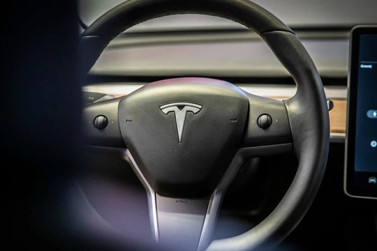 Tesla bị buộc phải bồi thường 112.000 euro vì ôtô tự lái