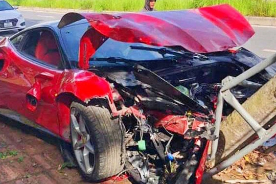Siêu xe Ferrari 488 tông đổ cây xanh trên phố Hà Nội, vỡ toác đầu